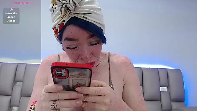 Kittywhiteass online show from January 6, 2026, 9:41 pm