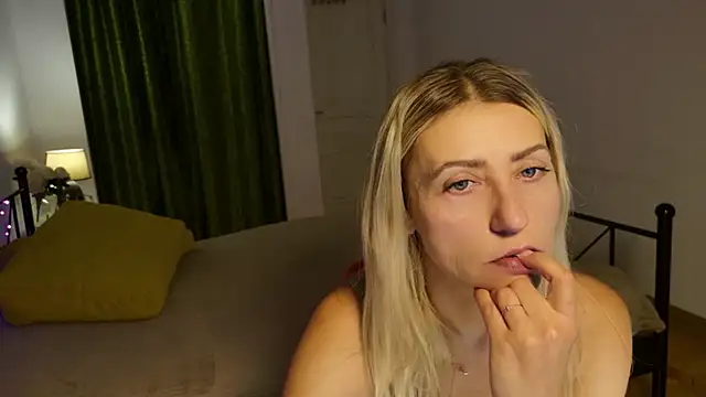 ZoeGrant online show from November 12, 2025, 8:45 pm