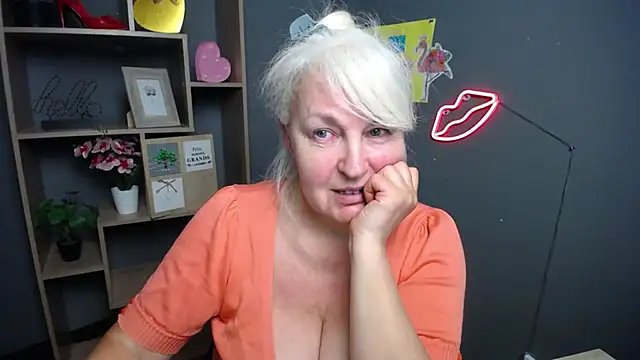 BlondyLeeBest online show from May 1, 2026, 6:35 pm
