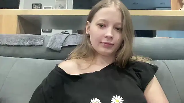 CharmingSarah online show from June 18, 2026, 4:23 pm