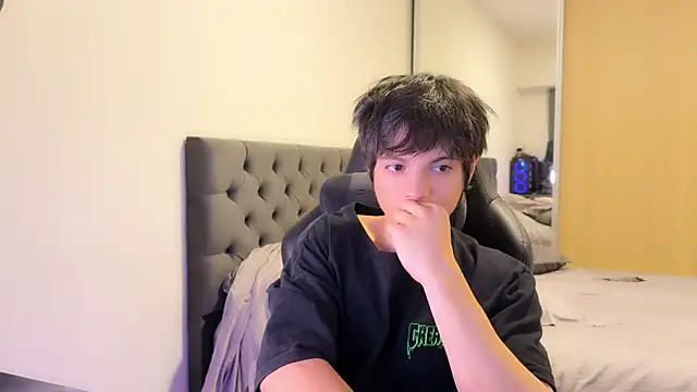 SasukeUhchiaa online show from March 19, 2025, 12:37 am