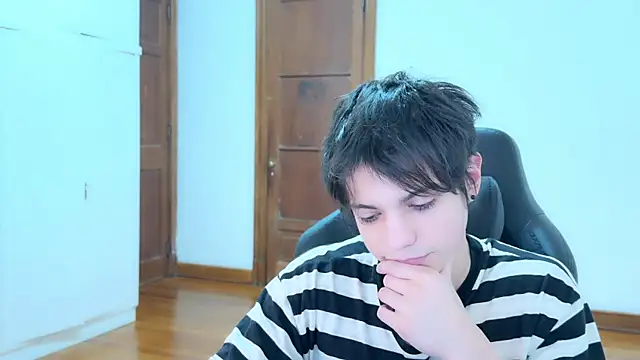 SasukeUhchiaa online show from September 14, 2025, 4:18 pm