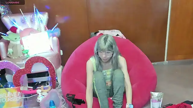 Skinygirl online show from May 4, 2026, 11:07 pm