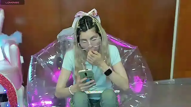 Skinygirl online show from March 14, 2026, 11:33 pm