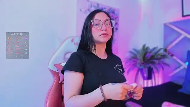 lucy neil online show from November 7, 2025, 2:38 am