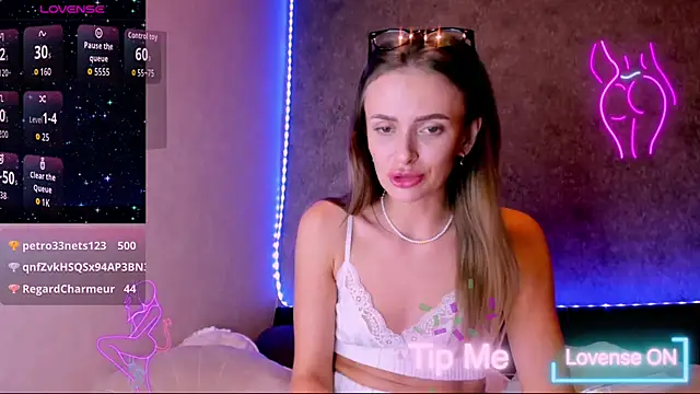 madina taher online show from October 4, 2025, 7:04 pm