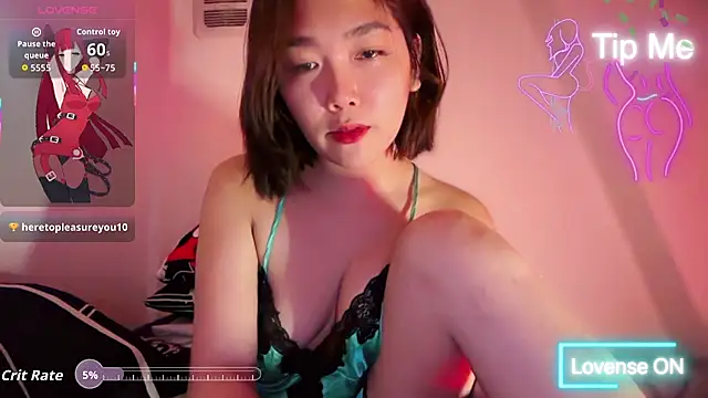 TR4NSCUTI3 online show from May 15, 2026, 11:36 pm