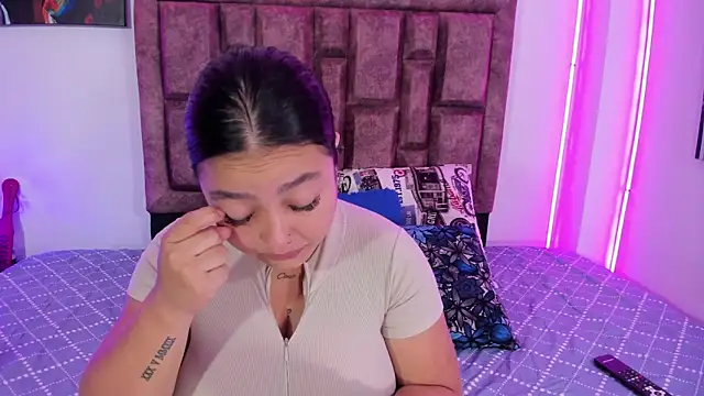 Snapshot of NaughtyAnaa chatting on October 21, 2025, 3:33 pm NaughtyAnaa online show from October 21, 2025, 3:33 pm