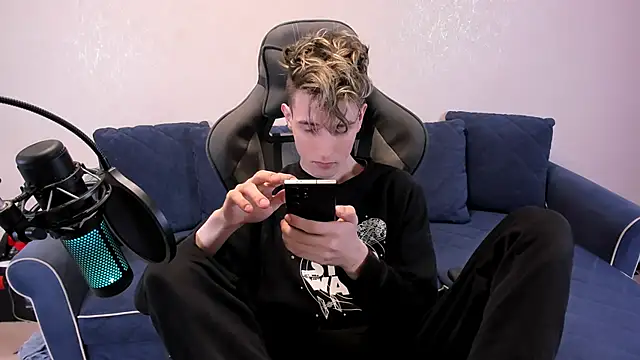 James Mills online show from November 6, 2025, 6:45 pm