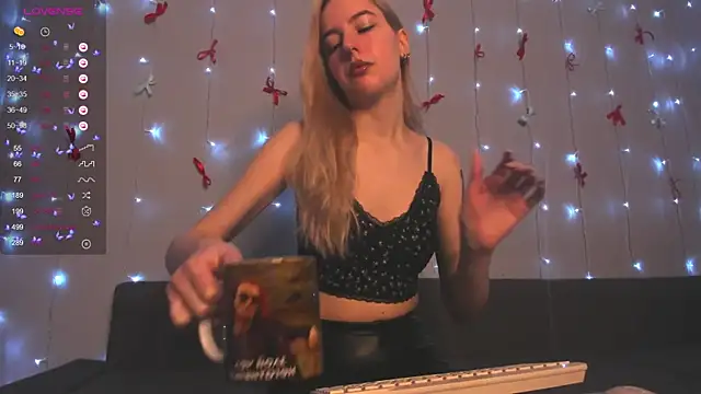 Snapshot of Fire_moth chatting on December 19, 2025, 6:27 am Fire moth online show from December 19, 2025, 6:27 am