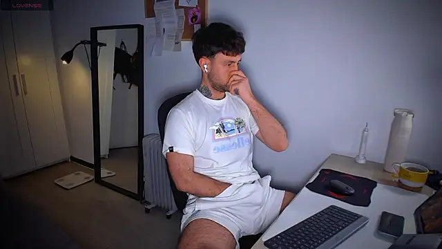 Snapshot of HonestAndrew chatting on February 10, 2026, 8:30 pm HonestAndrew online show from February 10, 2026, 8:30 pm