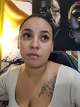 Snapshot of LizzRouse chatting on August 5, 2026, 8:47 pm LizzRouse online show from August 5, 2026, 8:47 pm