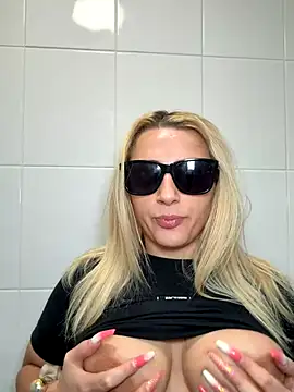 Strongqueen online show from November 20, 2025, 7:03 pm