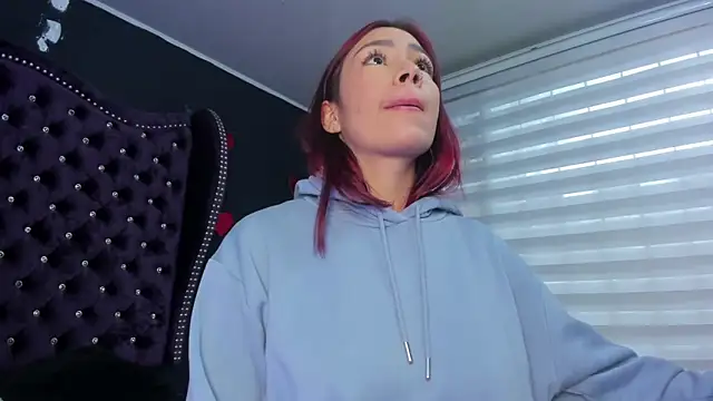 perla7777 online show from February 19, 2025, 9:47 pm