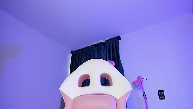 perla7777 online show from November 18, 2025, 8:56 pm