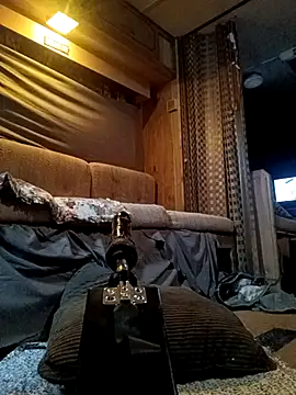 sucktraewil online show from March 19, 2025, 8:01 am