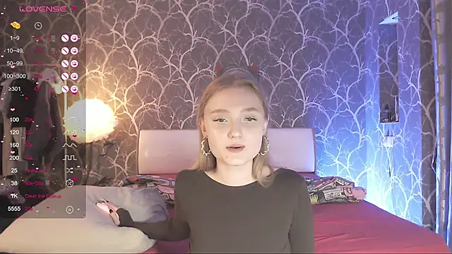 MiaMiaMeow online show from November 30, 2025, 4:08 pm