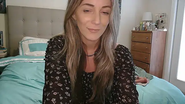 Heyitsmee33 online show from February 11, 2026, 8:31 pm