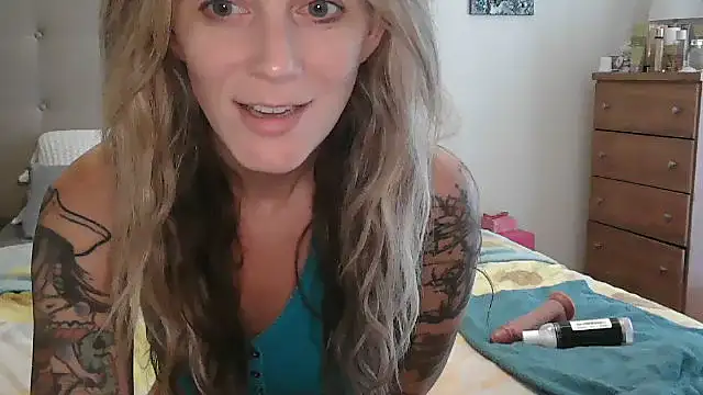 Heyitsmee33 online show from October 5, 2025, 1:13 pm