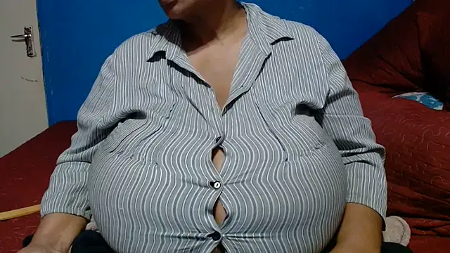 CUTEFIRMMELONSS online show from June 7, 2026, 6:46 pm