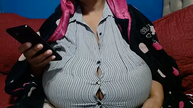 CUTEFIRMMELONSS online show from June 13, 2026, 5:00 pm