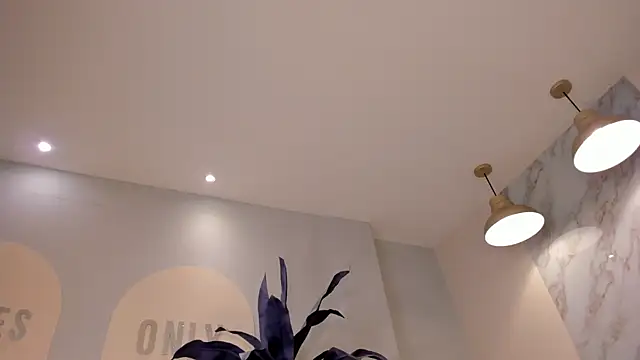 MariamRivera  online show from February 18, 2025, 10:05 am