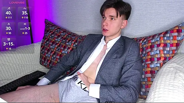 maxboy4 online show from February 3, 2025, 8:24 pm