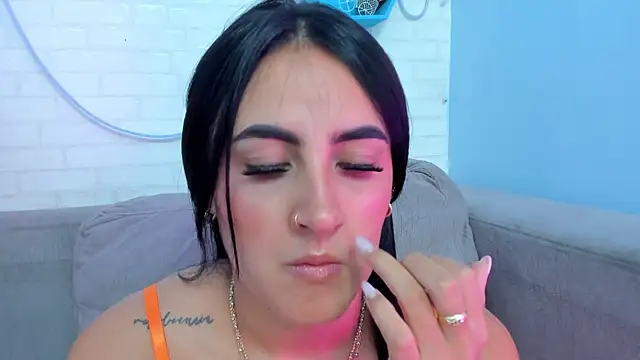 Helenn monroy1 online show from February 12, 2025, 11:40 am