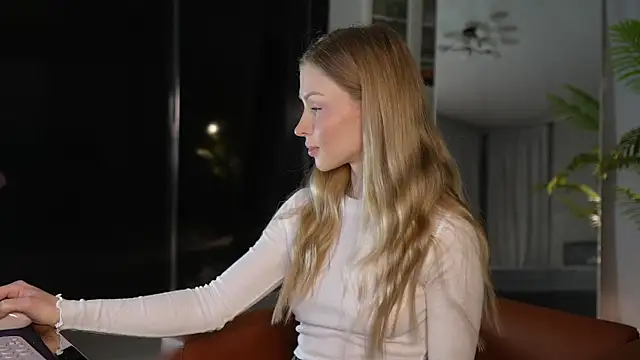 seeunexttime0 online show from February 9, 2025, 3:11 am