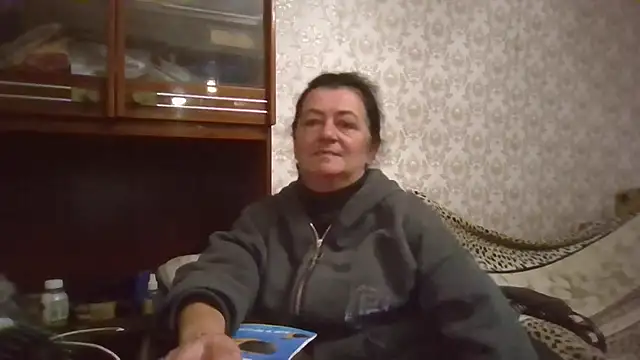 Snapshot of GypsiQueen2 chatting on October 6, 2025, 6:08 pm GypsiQueen2 online show from October 6, 2025, 6:08 pm