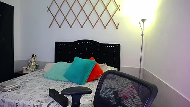 naughty girl 4u online show from October 2, 2025, 8:34 pm