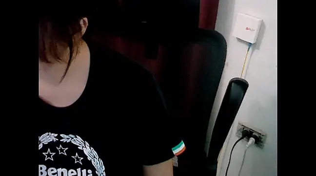 makemefallin online show from December 22, 2024, 3:33 pm