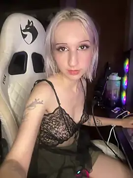 bunnydark00 online show from April 13, 2026, 4:49 am