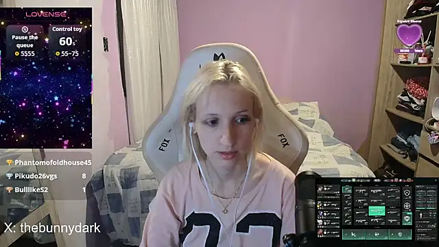 bunnydark00 online show from April 28, 2026, 2:27 am