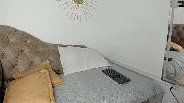 Naughty  Mom online show from February 26, 2025, 9:33 am