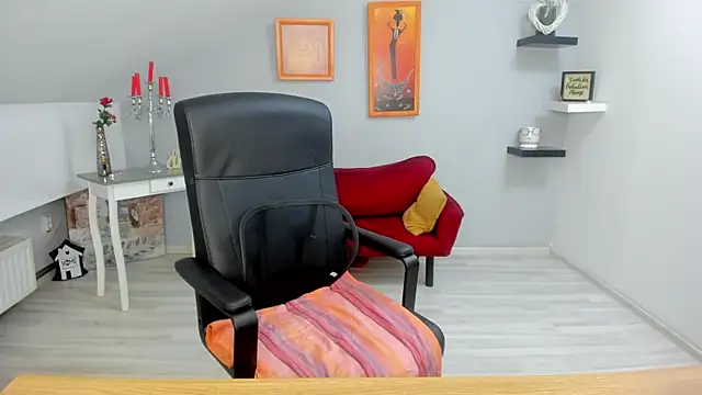 LollaGirl online show from March 19, 2025, 4:25 am