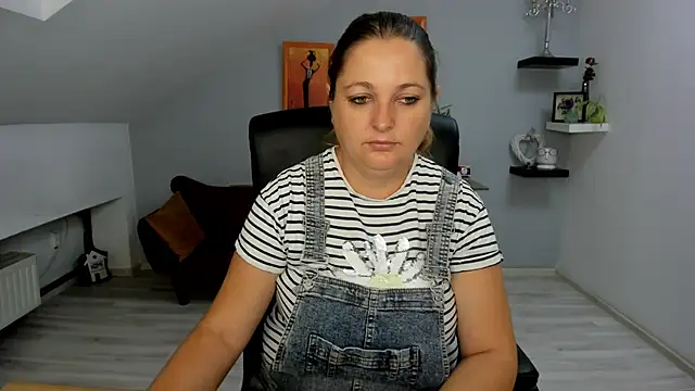 LollaGirl online show from September 12, 2025, 3:17 am