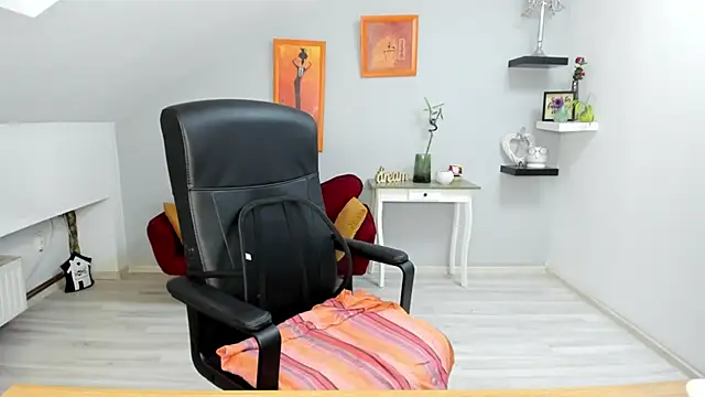 LollaGirl online show from September 19, 2025, 3:21 am