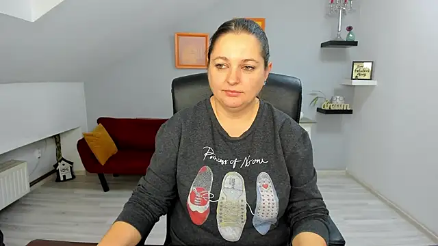 LollaGirl online show from December 18, 2025, 4:28 am