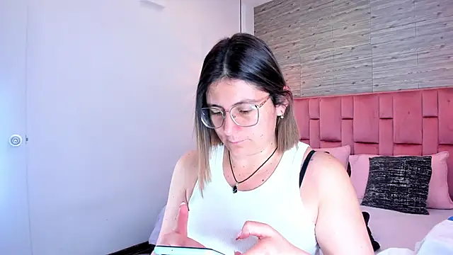 SarahDeyvis online show from September 13, 2025, 2:17 pm