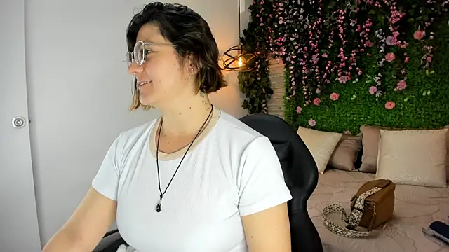 SarahDeyvis online show from December 2, 2025, 1:13 pm