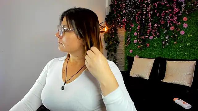 SarahDeyvis online show from November 7, 2025, 1:04 pm