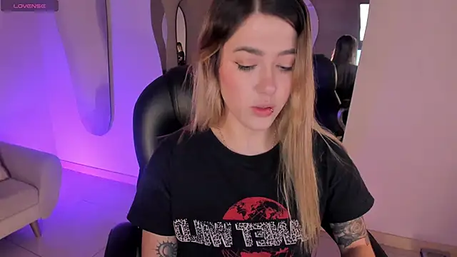 EveBensonX online show from October 5, 2025, 10:33 pm