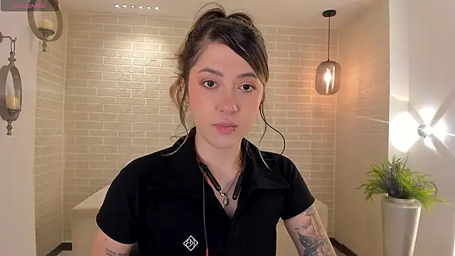 Snapshot of EveBensonX chatting on June 7, 2026, 11:32 pm EveBensonX online show from June 7, 2026, 11:32 pm