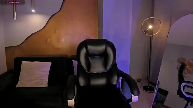 EveBensonX online show from February 4, 2026, 12:11 pm