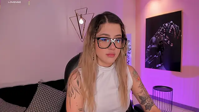 EveBensonX online show from September 18, 2025, 12:19 pm