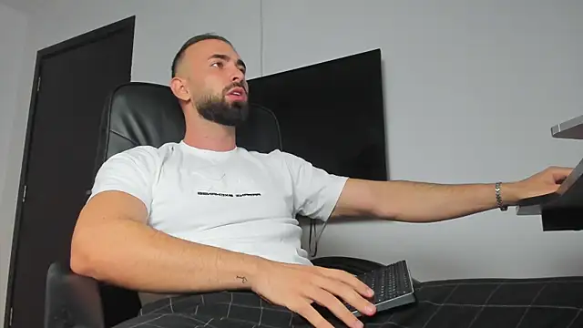 MichaelMasterss online show from September 30, 2025, 8:15 pm