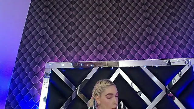 victoriaa lee  online show from July 12, 2026, 6:53 pm