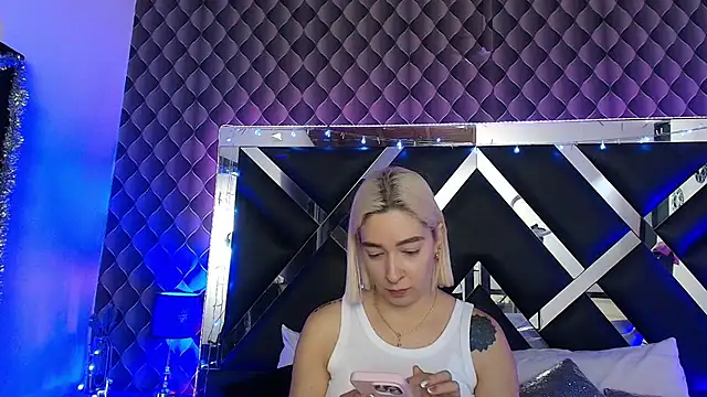 victoriaa lee  online show from July 27, 2026, 7:21 pm