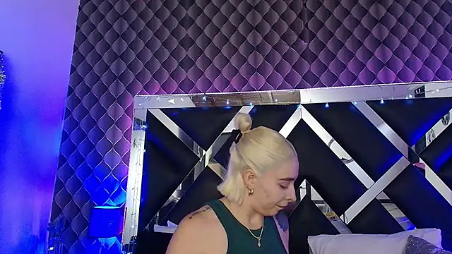 victoriaa lee  online show from July 2, 2026, 7:20 pm